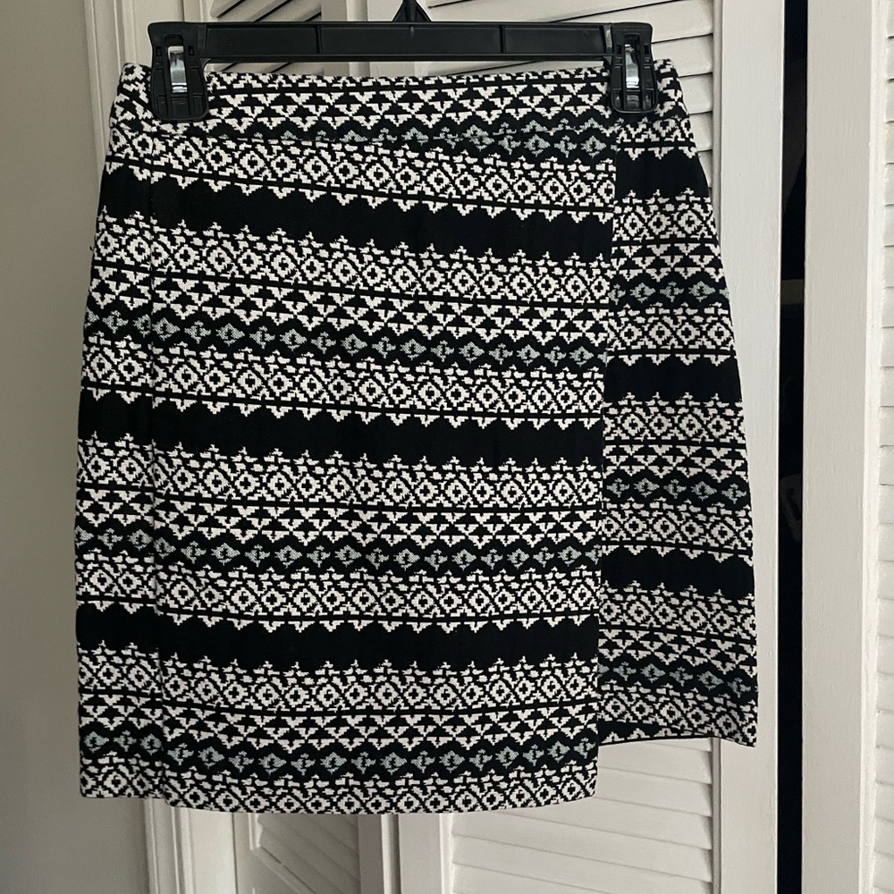 LOFT - black and white (some blue) asymmetrical high waist skirt - size : 0P